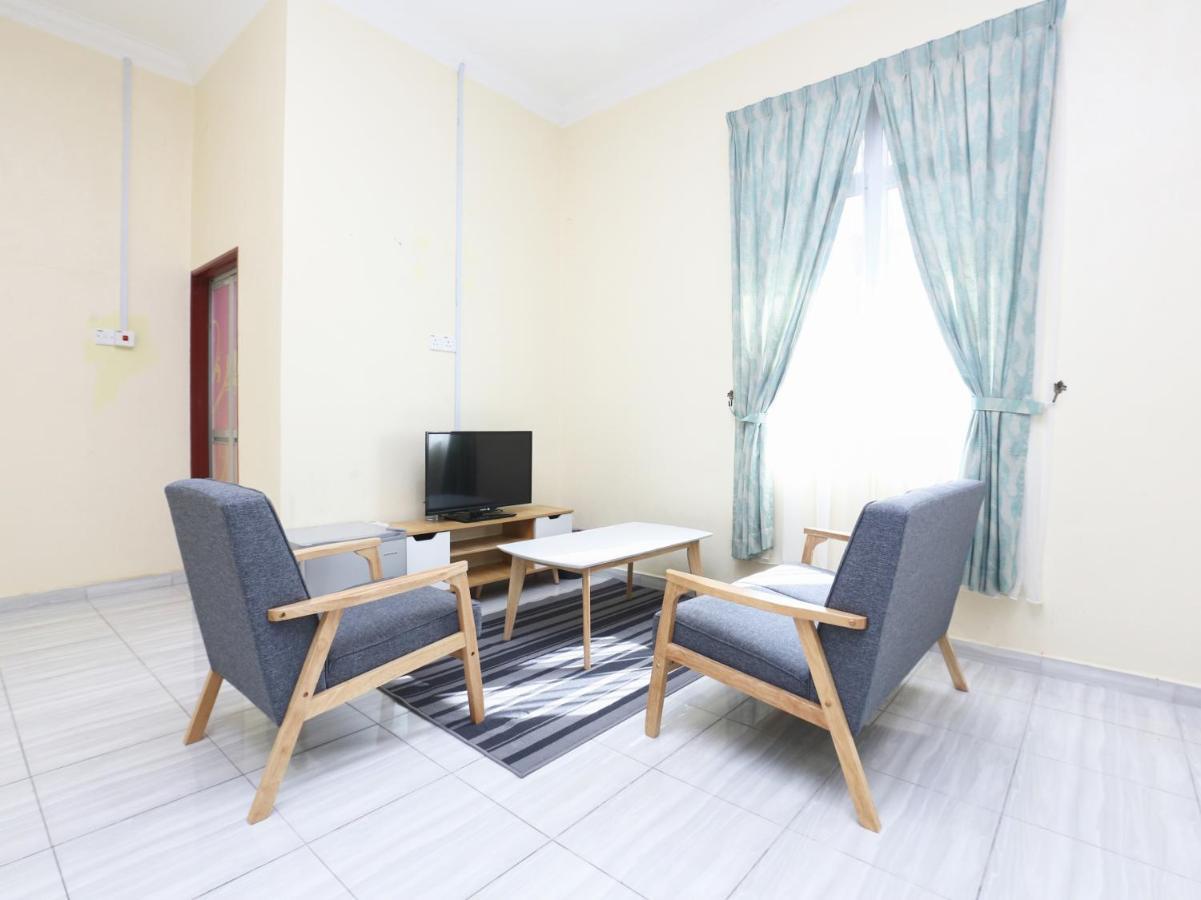 Oyo 89607 Aloha Chalet Kampung Raja Ngoại thất bức ảnh
